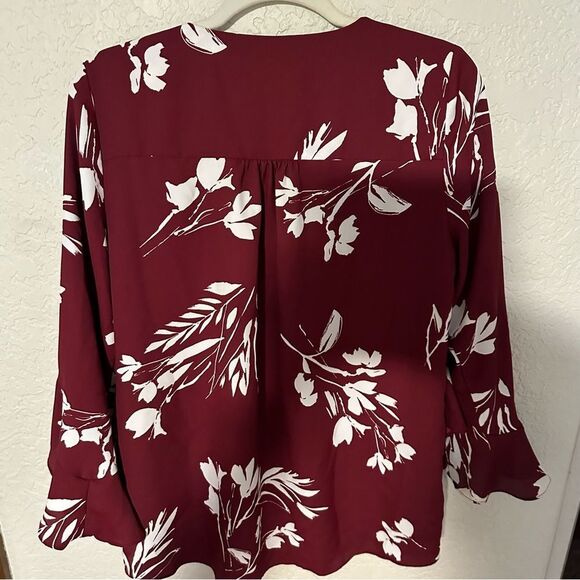 VINCE CAMUTO Women' Maroon Ruffled Pleated Floral Flutter Sleeve V Neck Blouse - Picture 9 of 15